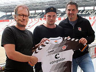 St Pauli use man in mask in pl...